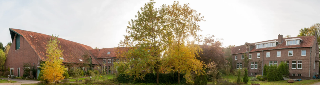 Landgoed de Leonardushoeve, hoofdgebouw in de herfst