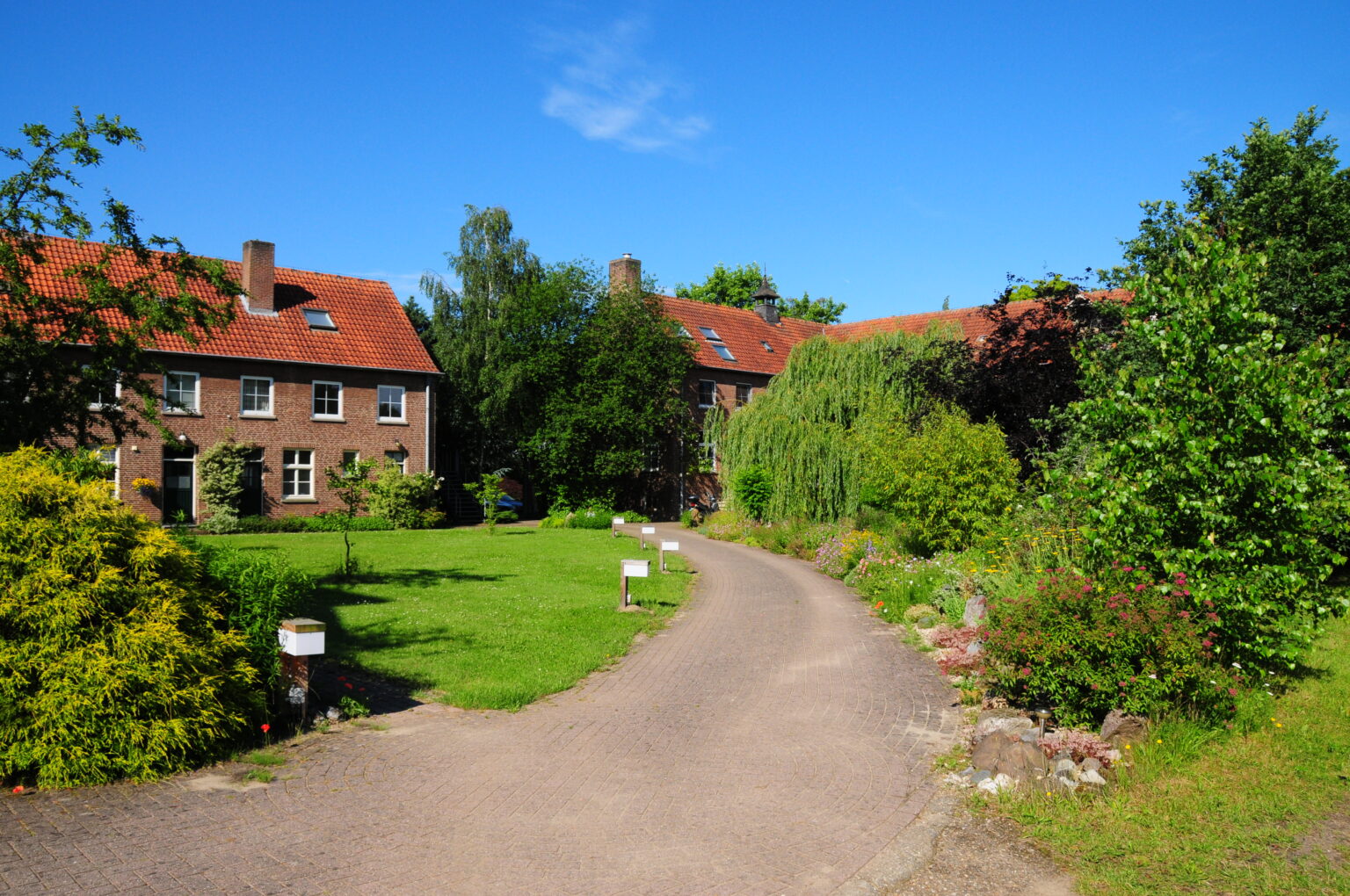 Pad over het middenterrein op Landgoed de Leonardushoeve