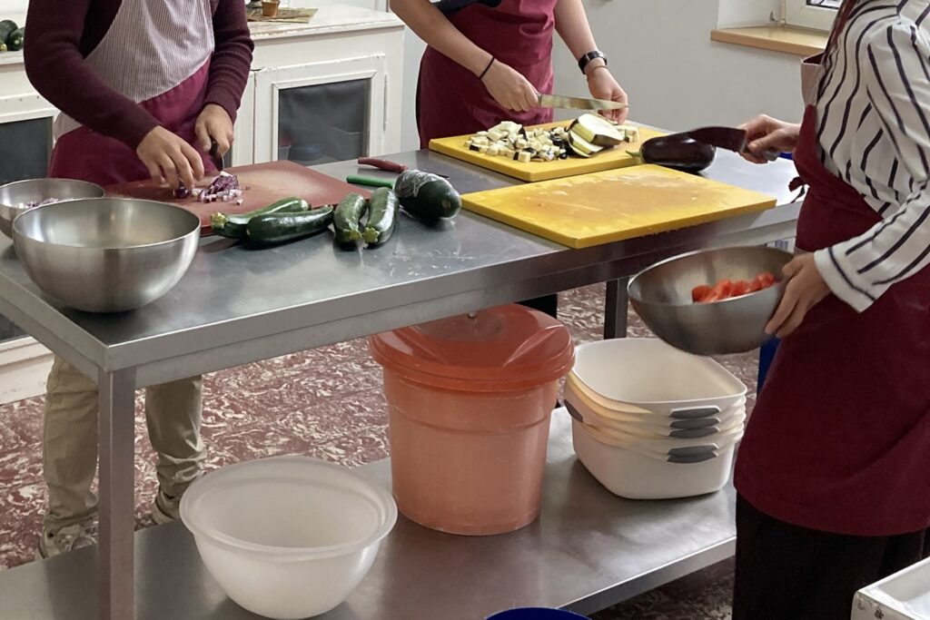 Handen aan het werk in de keuken: groenten snijden tijdens de werkmeditatie