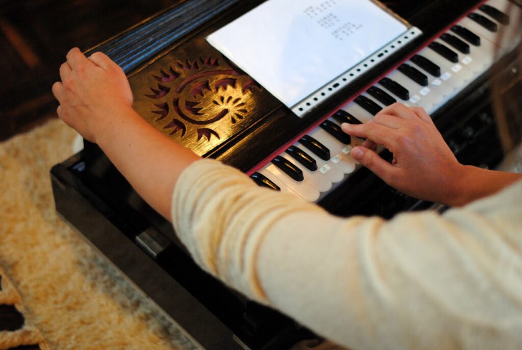 Harmonium spelen in de kapel op Landgoed de Leonardushoeve