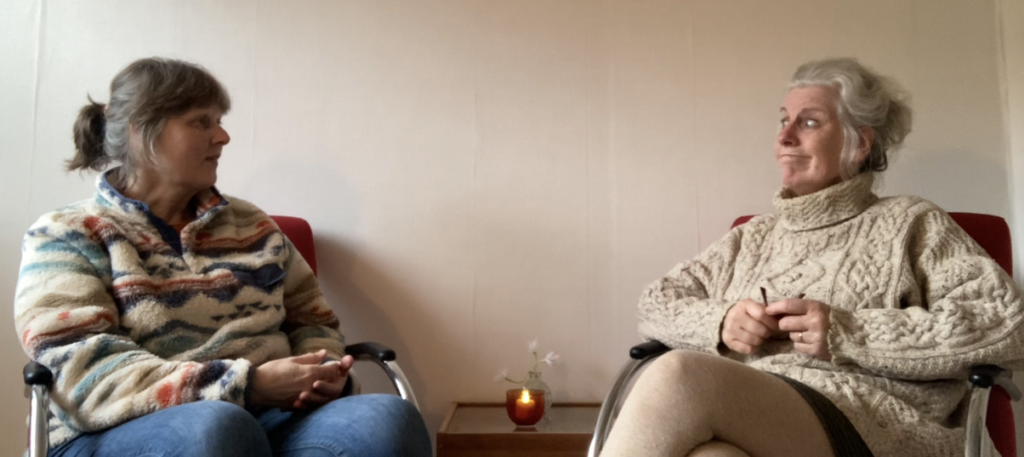 Twee vrouwen tegenover elkaar in gesprek, deelnemers van het traject Vrouw-zijn