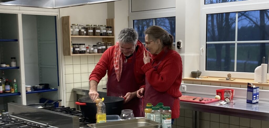 Twee mensen die samen koken in de keuken van Landgoed de Leonardushoeve